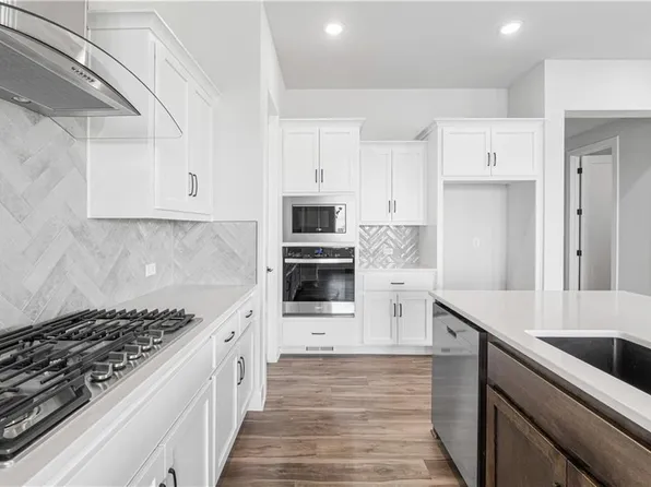 1583 Grayhawk Dr, Basehor, KS 66007