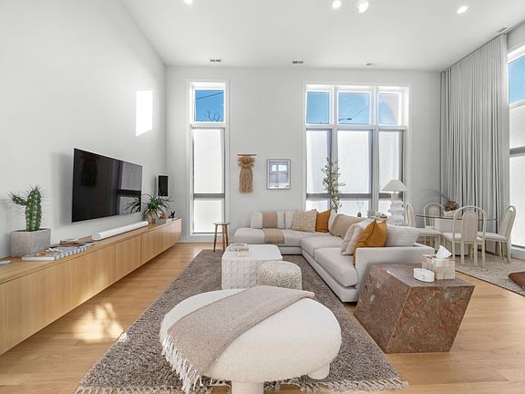 4th image of 2352 W Potomac Ave #1