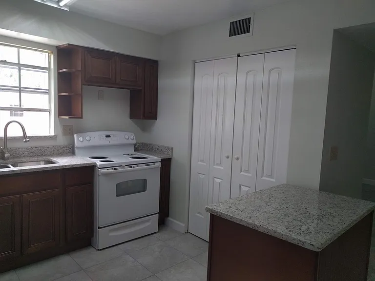 1306 E Muriel St #UPSTAIRS — Photo 6