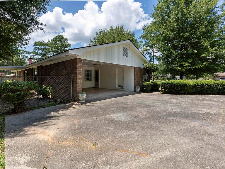 1726 Greenwood Cir — Photo 4