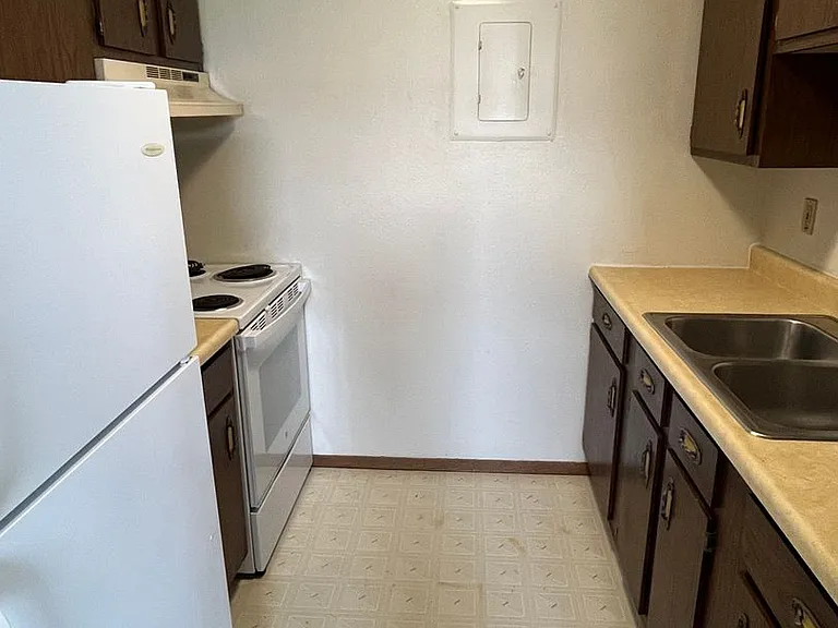 228 E Chicago Ave — Photo 10