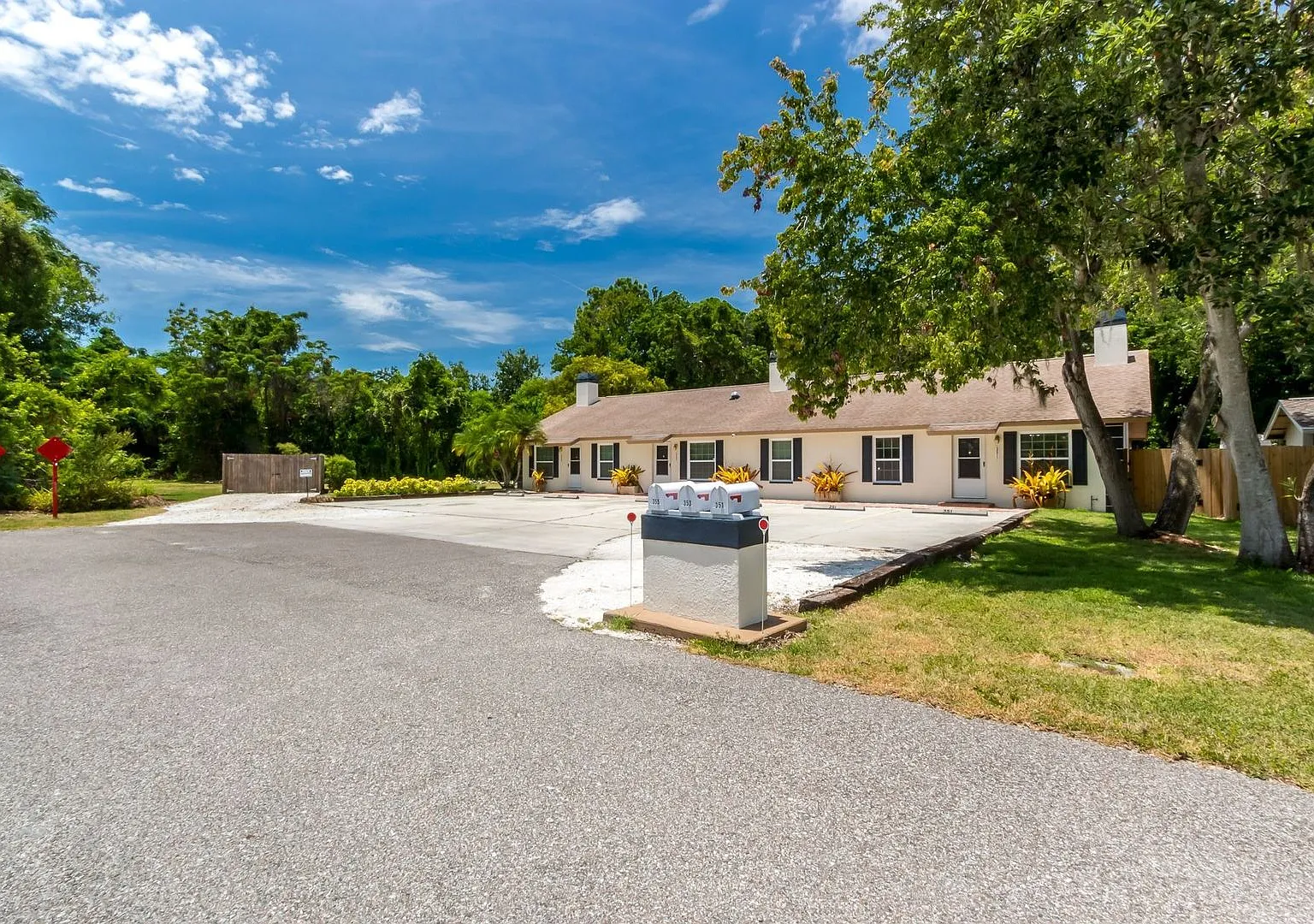 2BR/2BA End Unit, Completely Remodeled! LARGO! — Photo 2