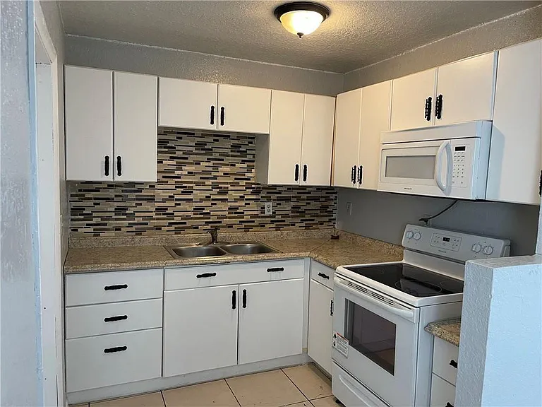 918 NW 24th Ave — Photo 3