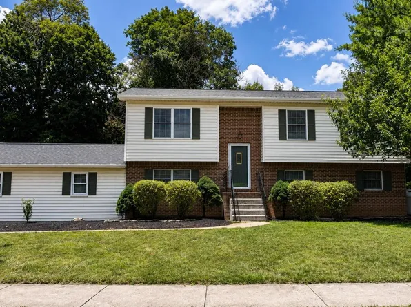 4 Raspberry Dr, Mechanicsburg, PA 17050