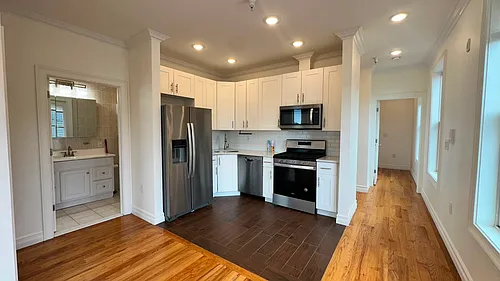 373 Danforth Ave Photo 1