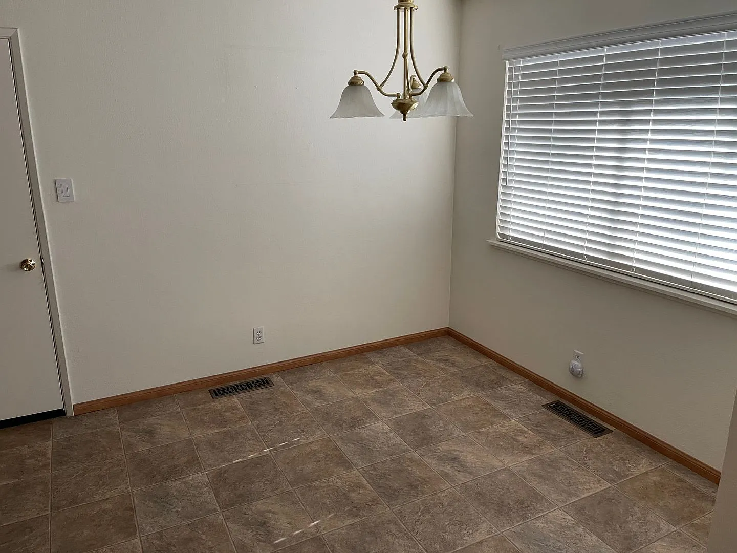 One level home with one car garage — Photo 2