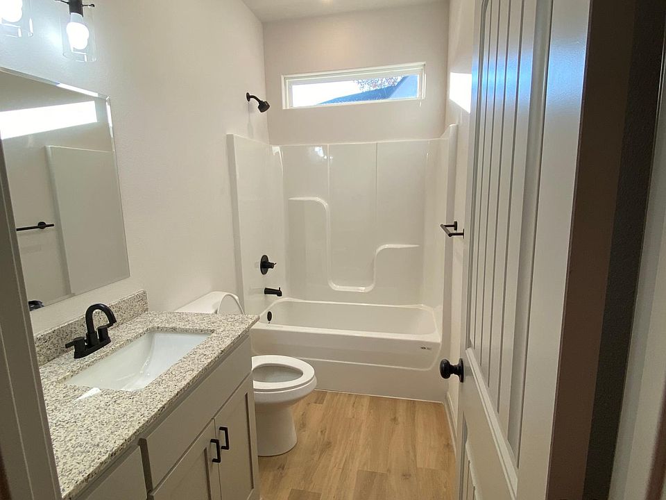 guest/2nd bathroom (no bedroom access)