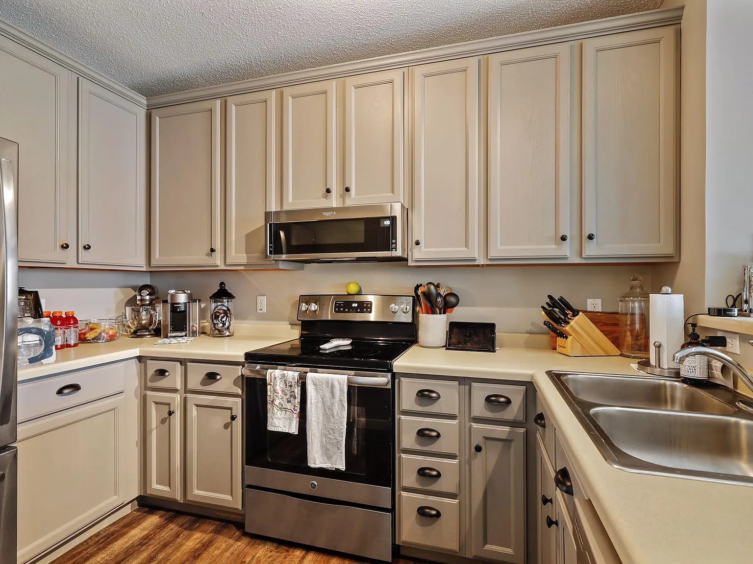 1 bed, 1.0 bath, 850 sqft, $1,995 — Photo 2