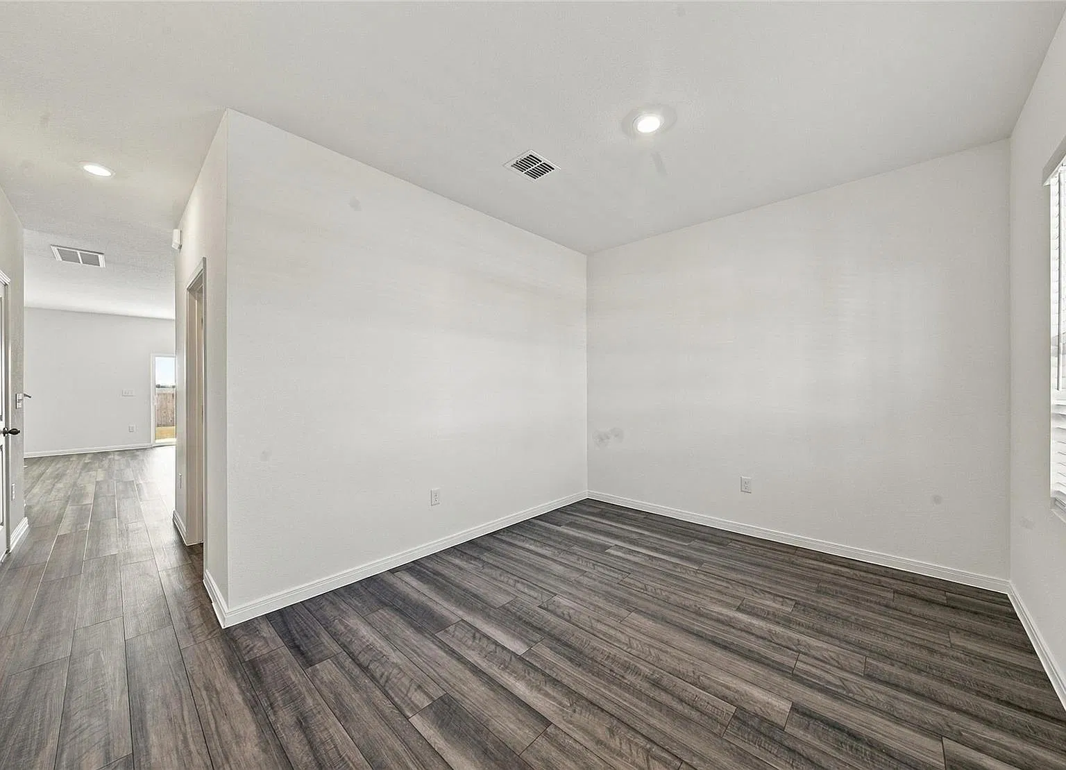 4 bed, 2.5 bath, 2338 sqft, $2,100 — Photo 3