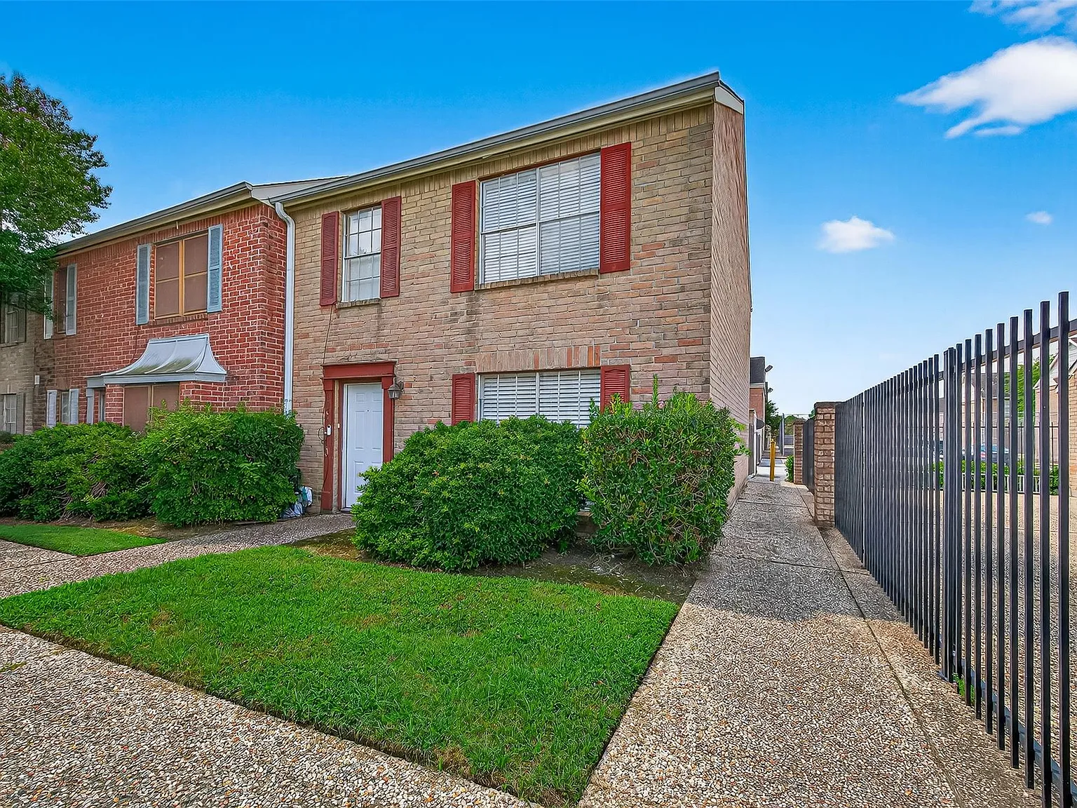 2 bed, 2.5 bath, 1380 sqft, $2,000 — Photo 3