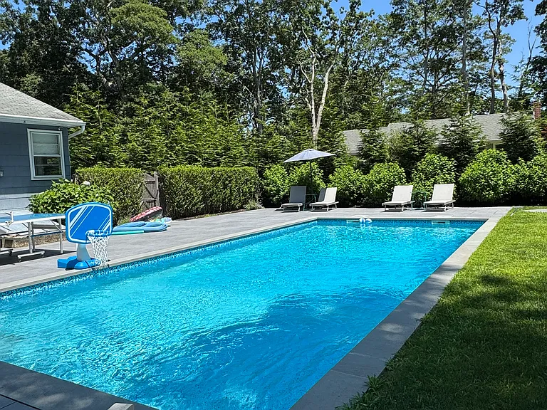 870 Noyack Rd — Photo 2