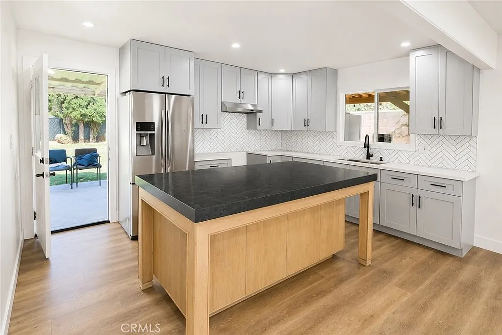 4 bed, 1153 sqft, $4,250 — Photo 4