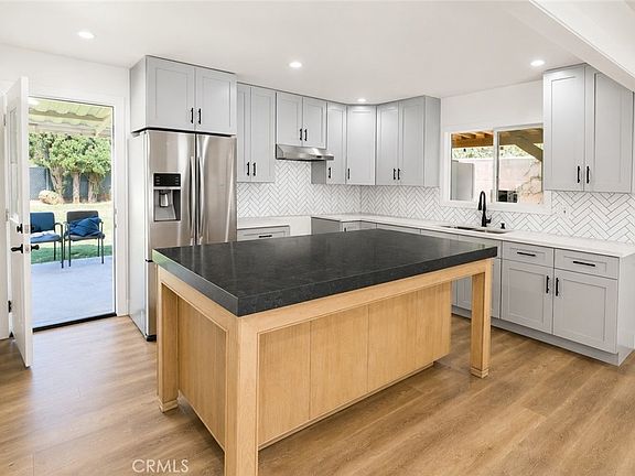 4th image of 441 Wickford Ave