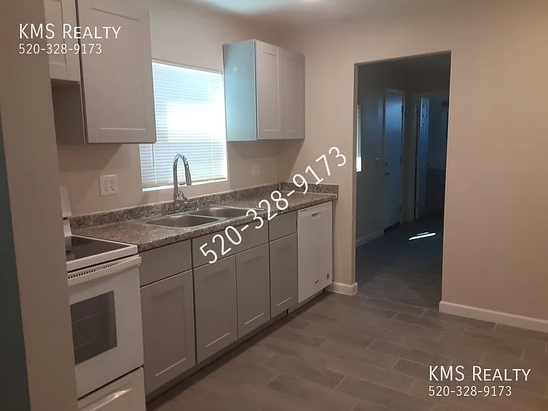 2447 N Santa Rita Ave — Photo 5