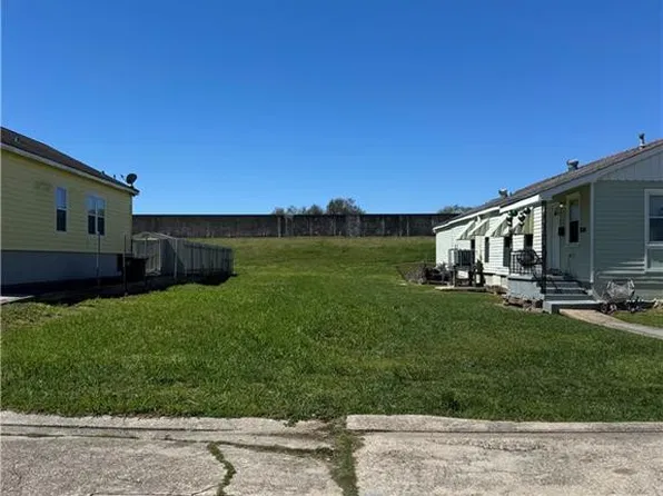 6052 Warrington Dr, New Orleans, LA 70122