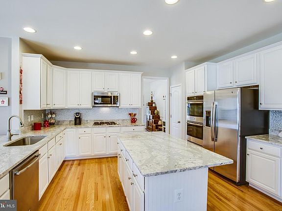 Gourmet kitchen with quartz countertops