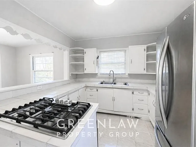 1944 Lyle Ave — Photo 11