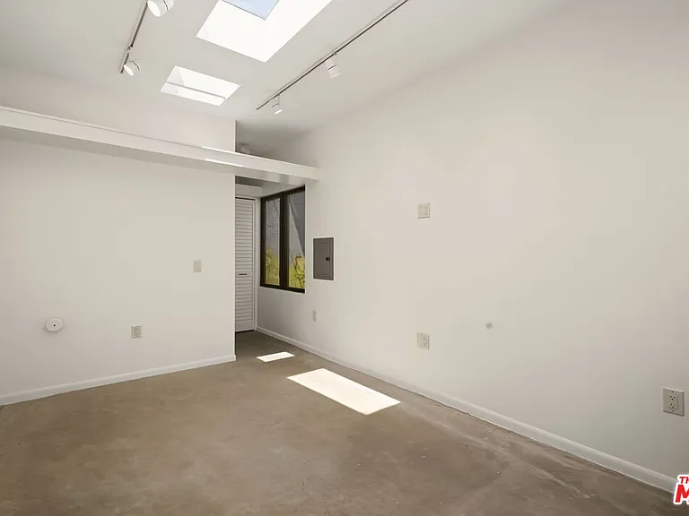 9001 Rosewood Ave — Photo 40