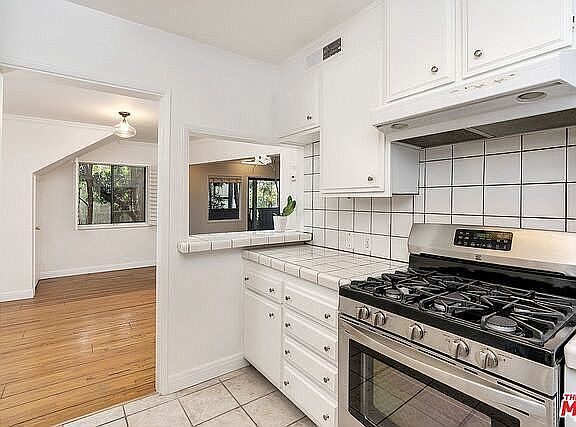3rd image of 352 S Barrington Ave #4
