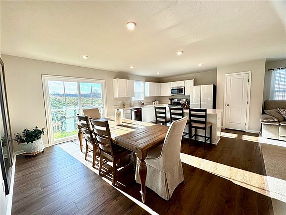 5th image of 120 Jerome Dr