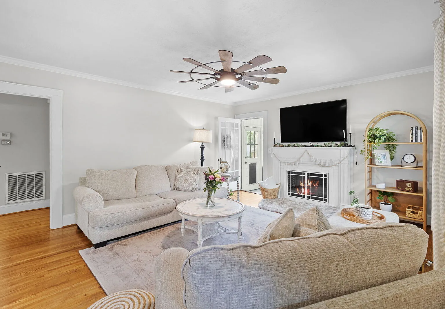 4 bed, 2.0 bath, 2025 sqft, $2,100 — Photo 3