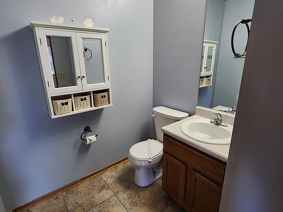 1st Floor: Guest bathroom