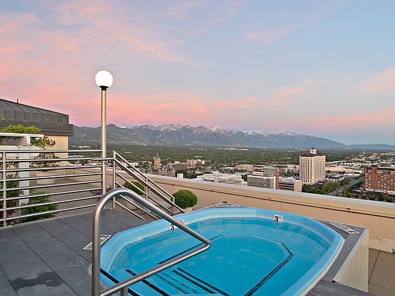 360 degree views from Rooftop!