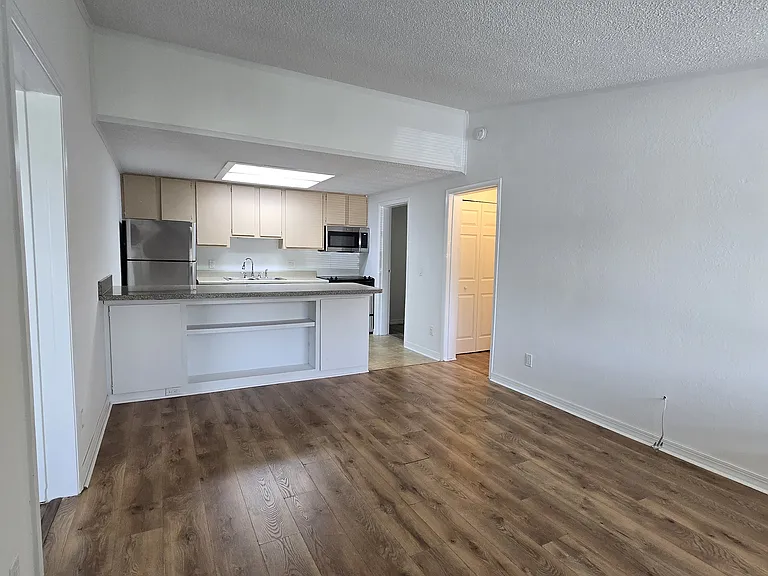 461 7th Pl — Photo 2