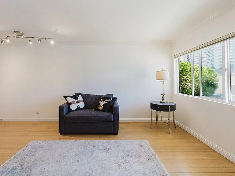 1154 S Barrington Ave — Photo 20