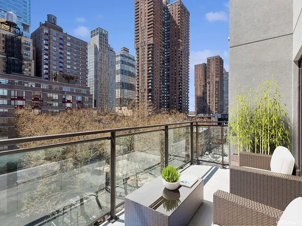 350 W 44th St #604, New York, NY 10036