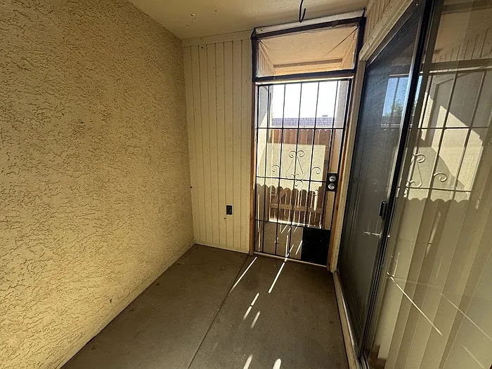 311 W Pontiac Dr — Photo 14