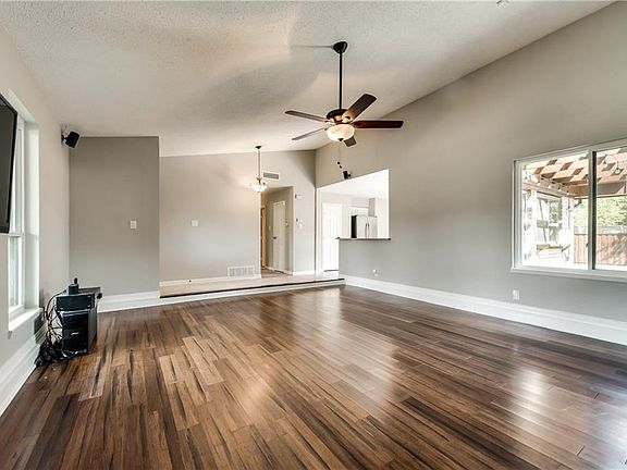 5th image of 2105 Richwood Dr