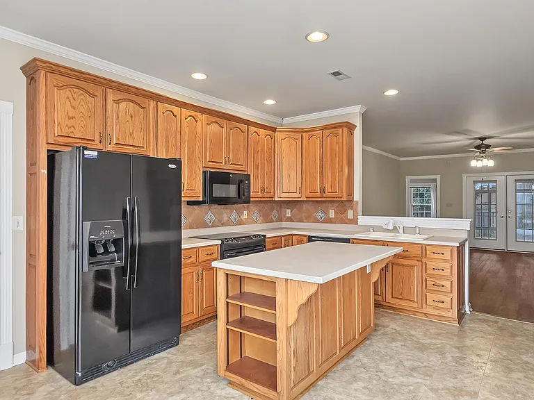 141 Canterbury Dr — Photo 10