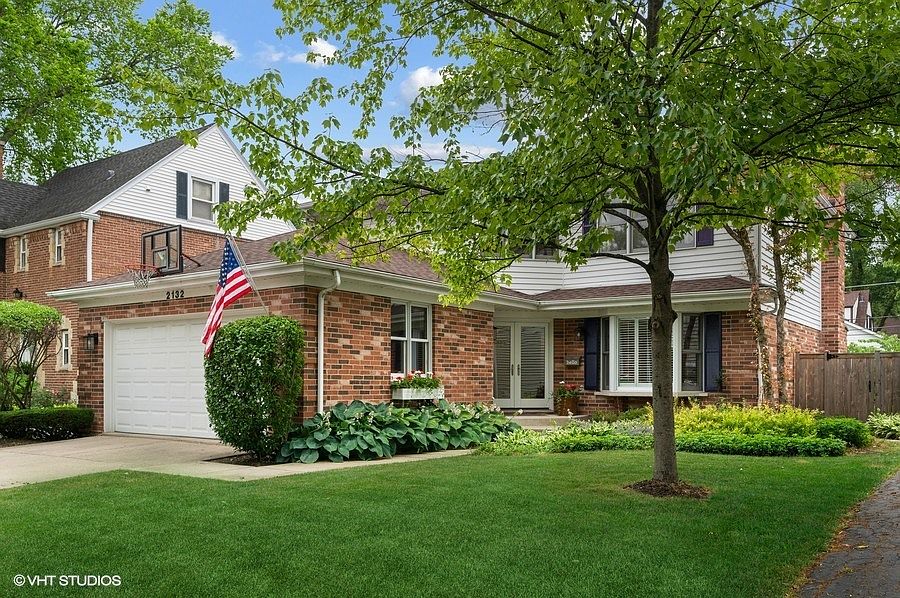 2132 Greenwood Ave Wilmette Il 60091 Zillow [ 598 x 900 Pixel ]