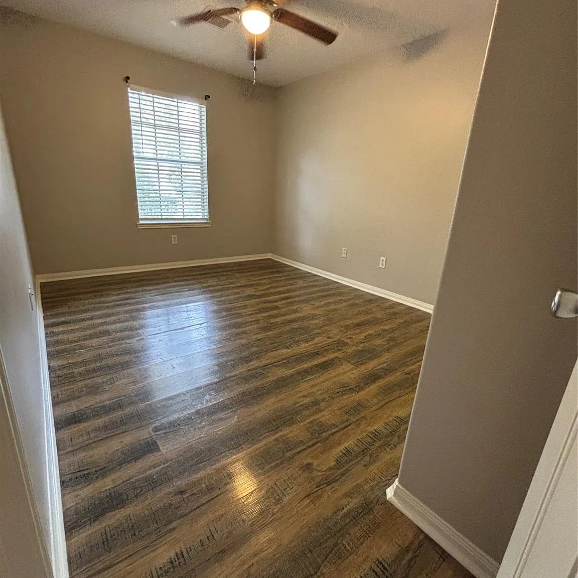 3 bed, 2.0 bath, 1959 sqft, $2,100 — Photo 4