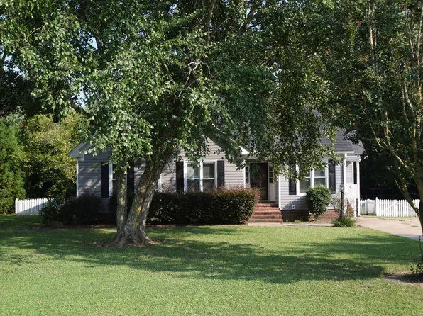 120 Summerdale Dr, Pikeville, NC 27863
