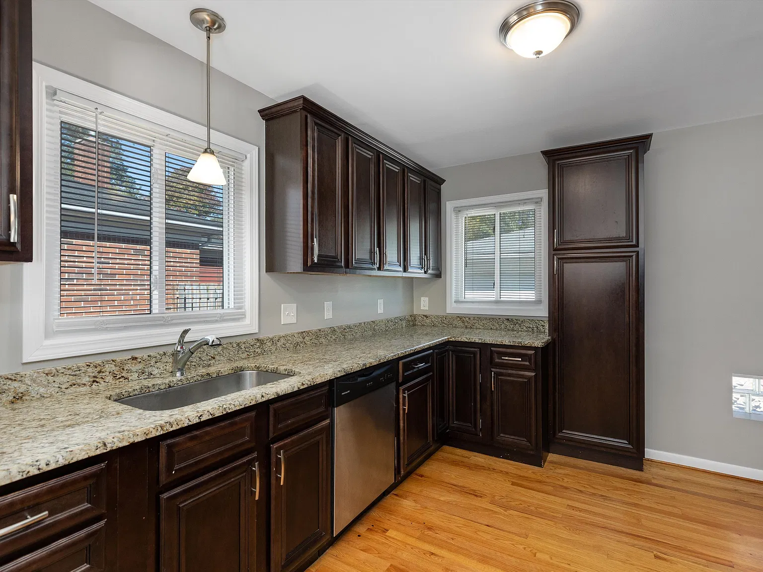 3 bed, 1.5 bath, 1050 sqft, $2,395 — Photo 2