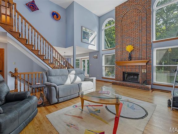 2nd image of 301 Arlington Glen Ct