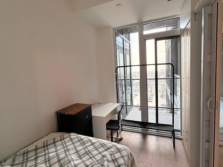 1037 The Queensway #809 — Photo 3