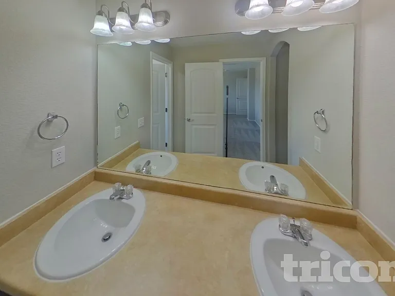 2728 Sierra Springs Dr — Photo 8