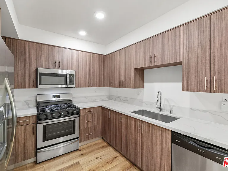 5229 Willowcrest Ave #307 — Photo 43