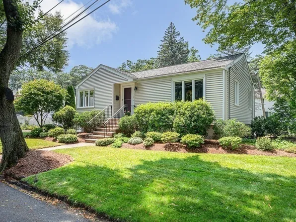 15 Lucy St, Stoneham, MA 02180