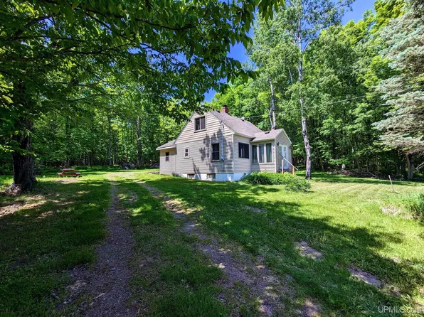 101 Meadowview Dr, Iron River, MI 49935