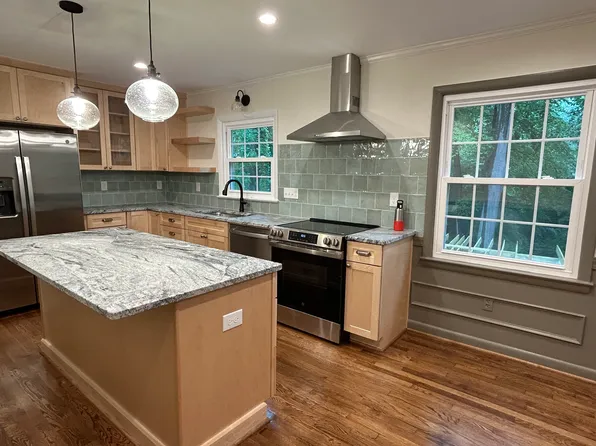 8005 Candlewood Dr, Alexandria, VA 22306