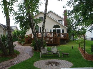 9156 Buckingham St, White Lake, MI 48386