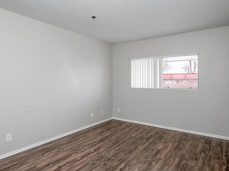 6438 Vineland Ave — Photo 14
