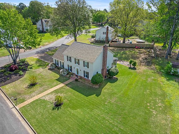3rd image of 700 Lancelot Ln