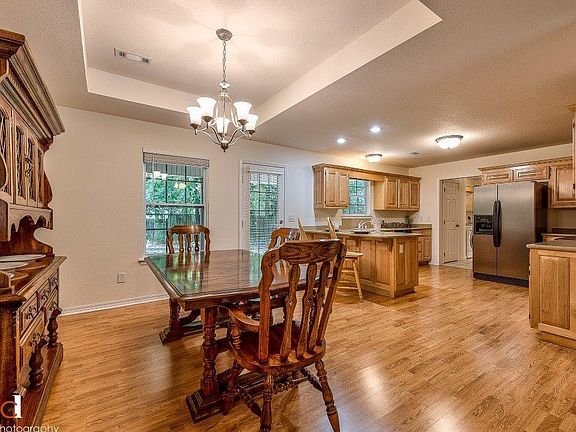 5th image of 10 E Elvendon Dr