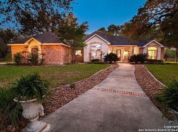 4th image of 204 Southwood Oaks Dr