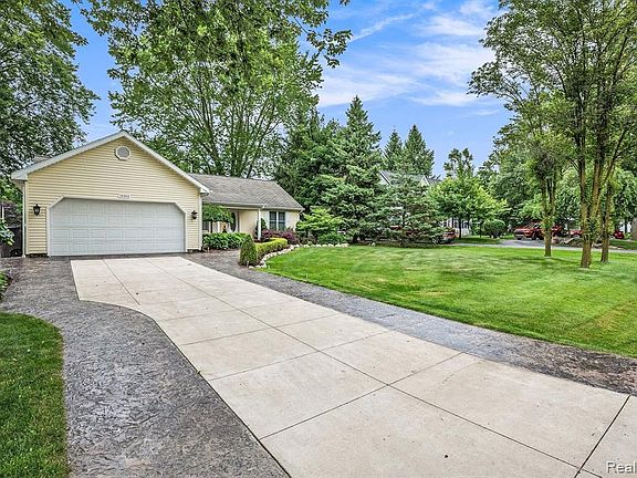 3rd image of 15555 Park Ln